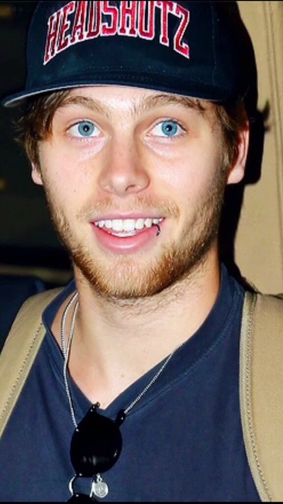 Hi, I'm Jacob Connor Hemmings
I'm always looking for new friends but I'm taken by my Ashy ✨❤
New but not new
RT??