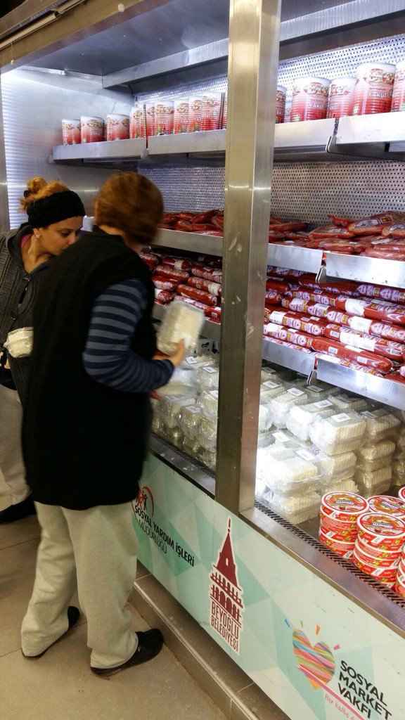 Sosyalmarketvkf's tweet photo. Bta firmasndan gelen teneke peynirler paketleme makinemizde hijyenik bir şekilde paketlenip raflarımızda yerini aldı https://t.co/WxIwIIs7sJ