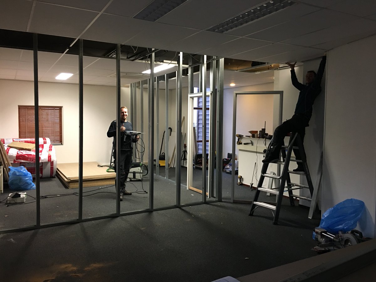 Er wordt hard geklust op de praktijk! Binnenkort laten we 't eind resultaat zien. #InTopvorm ow.ly/XMExr