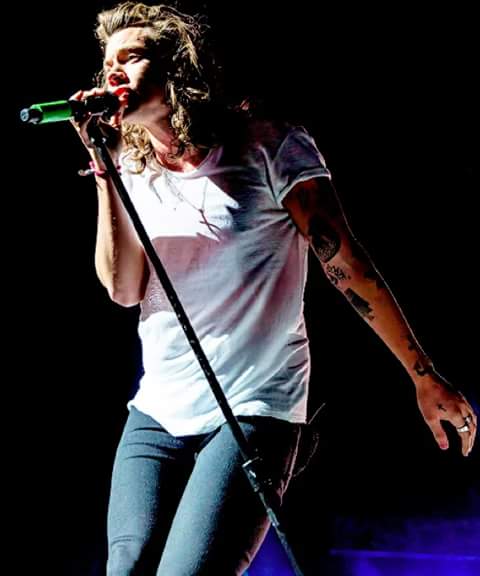 Nathy_Stunt's tweet photo. 22 years old with the 💙, love and purity of a child. Always will be our little 👶🏻! 🎉🎈#HappyBirthdayHarryStyles😍 https://t.co/lnWwSil10K