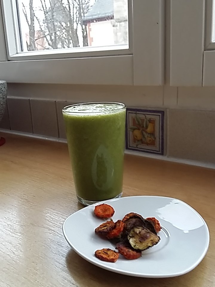 skater_tom83's tweet photo. Mittagessen!! Grüner Smoothi und Gemüsechips. #vegan #smoothiepower #leckerlecker https://t.co/jh3sqXcApz