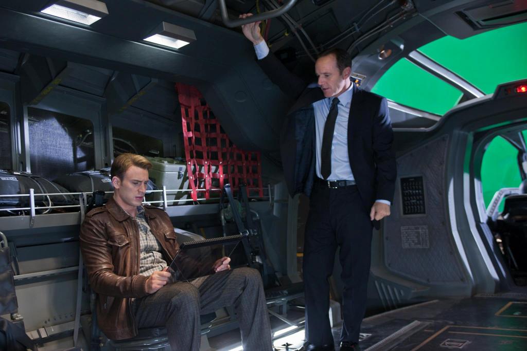 MarvelSpain's tweet photo. Fan no se hace, se nace. Y si no preguntadle a Coulson y a su colección de cromos del Capi. https://t.co/85PZZkjujv