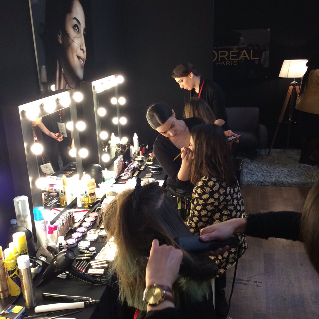 ELLEactive's tweet photo. Mise en beauté de nos lectrices par @lorealparisfr avant shooting pour une photo de CV au top #ELLEactive https://t.co/EAollL7qHD