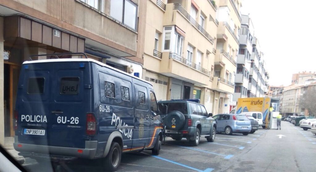 andoni_rojo's tweet photo. Mientras en Madrid seguís con el espectáculo sobre pactos, en Iruña Policia y GC detienen 18 personas de #IndarGorri https://t.co/p8UyQDSPcf