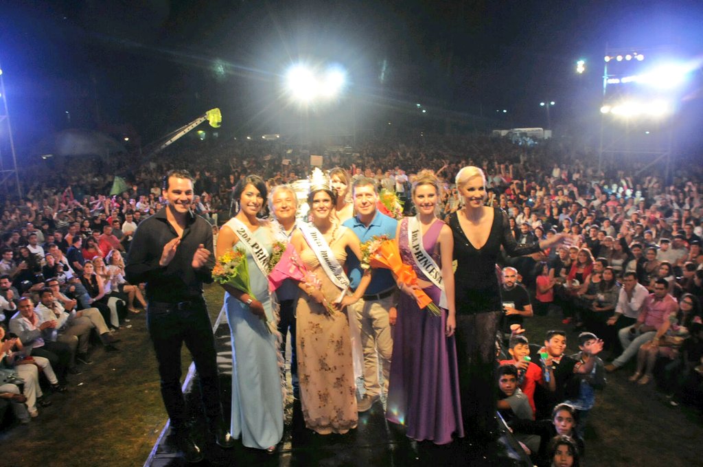 SergioGCasas's tweet photo. Fue un placer compartir una noche extraordinaria con mi pueblo, en la #FiestaPcialDelTurismo 8va Edición #LRDeTodos https://t.co/0Eg0JIEdeF