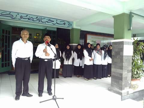 MANYOGYAKARTA2's tweet photo. Terima kasih atas bimbingan Bapak R Djahauri Arifin kepada kami....smoga menjadi amal jariyah...Aminn https://t.co/iwr0ZNEl7b