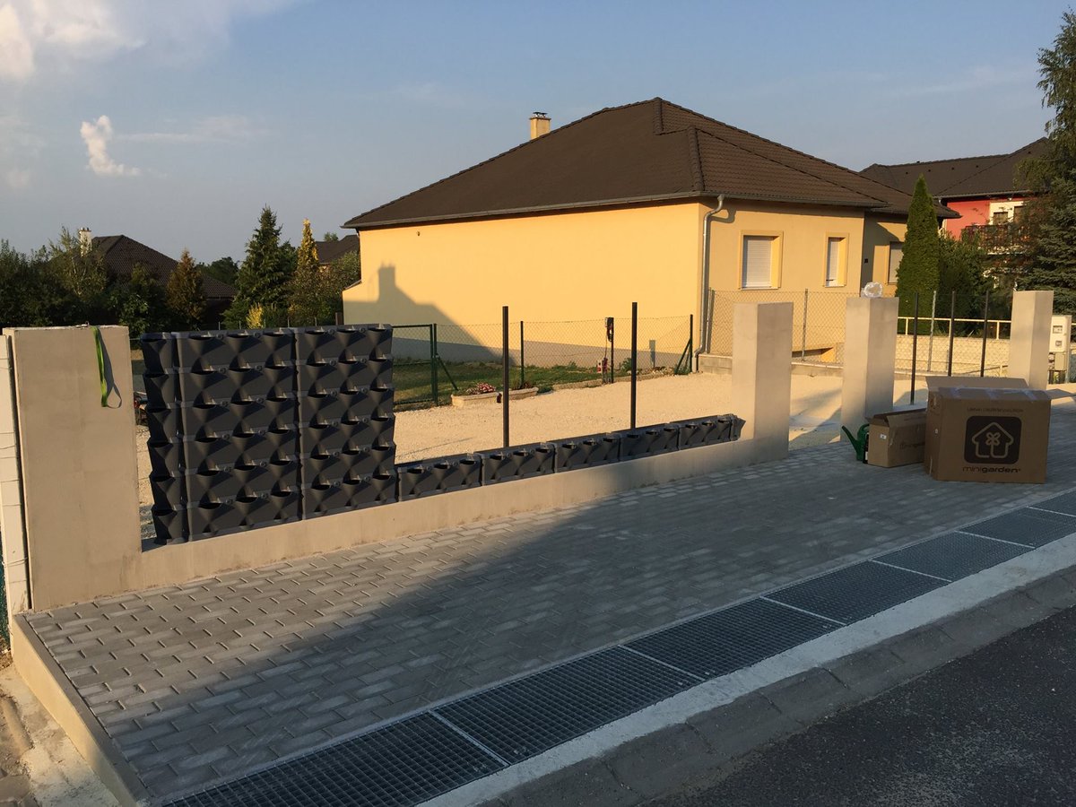 Minigarden Vertical en Corner modules gebruikt om een groene schutting te realiseren. Snel en eenvoudig gemonteerd.