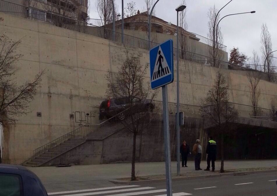 BerniSorinas's tweet photo. A Manresa tenim aquesta curiosa manera de pujar les escales. Bestial. https://t.co/qPf2m5J0MT