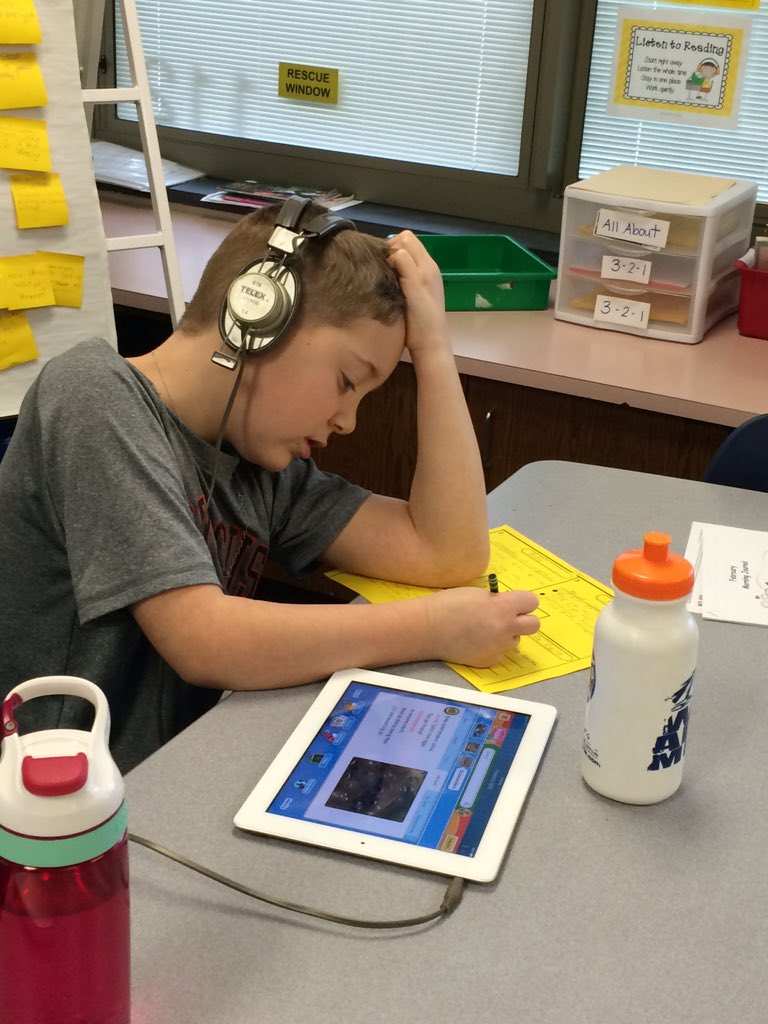 SRMGrade6's tweet photo. Using technology during readers workshop- Google Classroom &amp; PebbleGo! https://t.co/IjjFzFK5KN