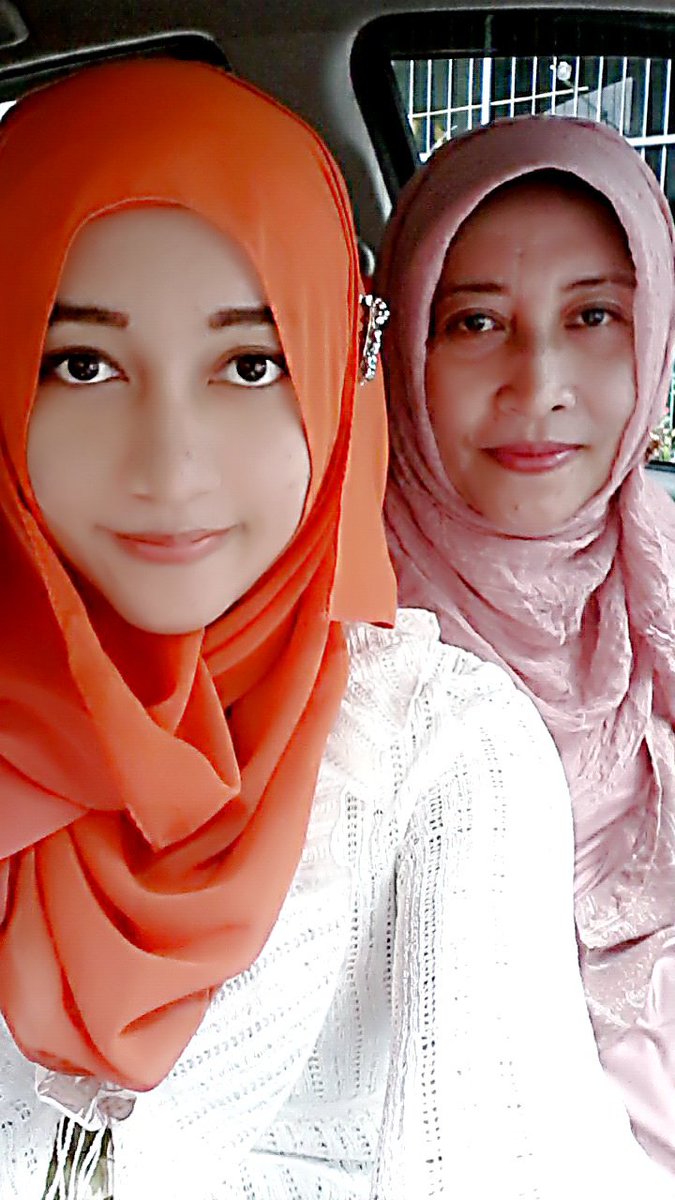 AldilaE's tweet photo. kita seperti kakak adik ya mom. yg kemana2 slalu berdua &amp; kompakny bikin nganenin ;) https://t.co/mip7ghyEJP