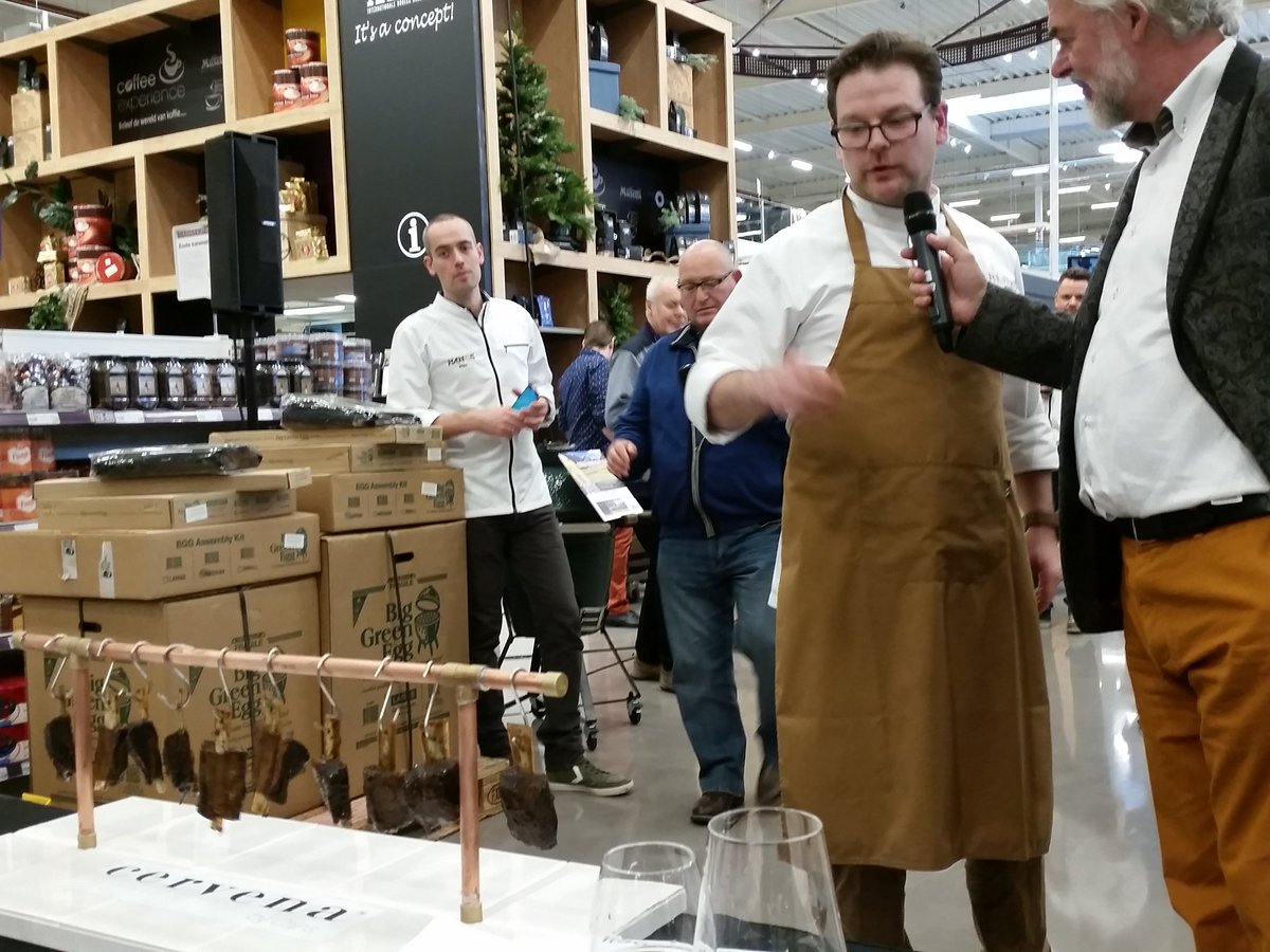 AstridsTaste's tweet photo. Presentatie van @MarcCrijns met oa short ribs en bitterbal op ruggenwervel  #cervena https://t.co/7P2ZhQxC0f