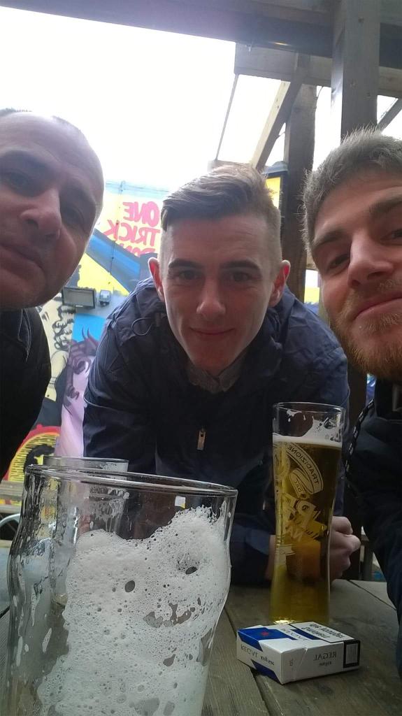ChiefGimp69's tweet photo. Few drinks before the villa last week with my beautiful boys #shamewelost#chiefvillafan#lovethelads https://t.co/tbnbnys837