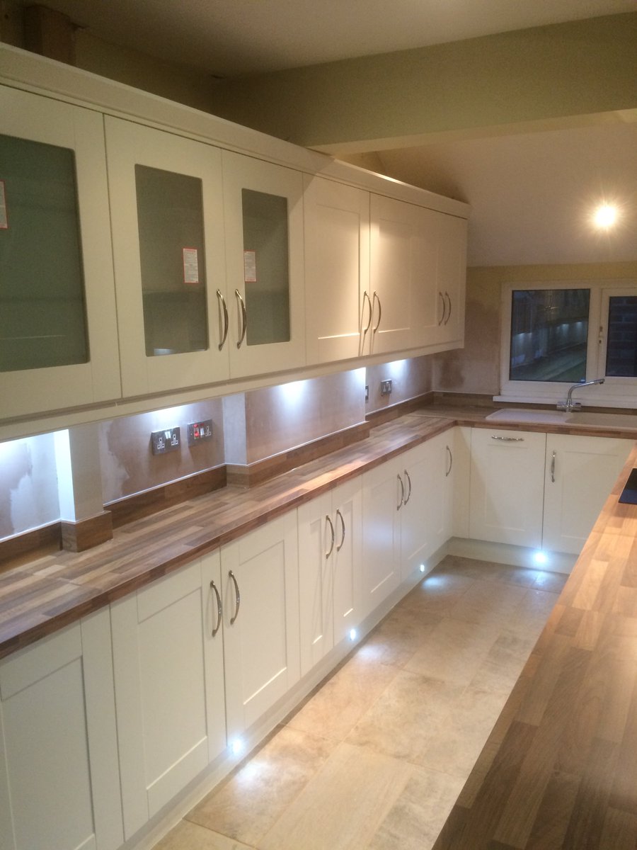 MawGreen's tweet photo. Before and after pictures of last weeks kitchen installation https://t.co/N4DZwrh6sv