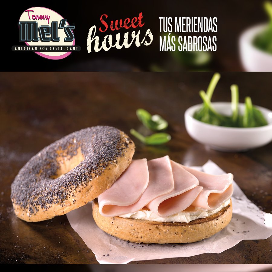 Prueba nuestra Turkey Bagel, rellena de pavo y crema de queso en las #SweetHours de 5-8pm