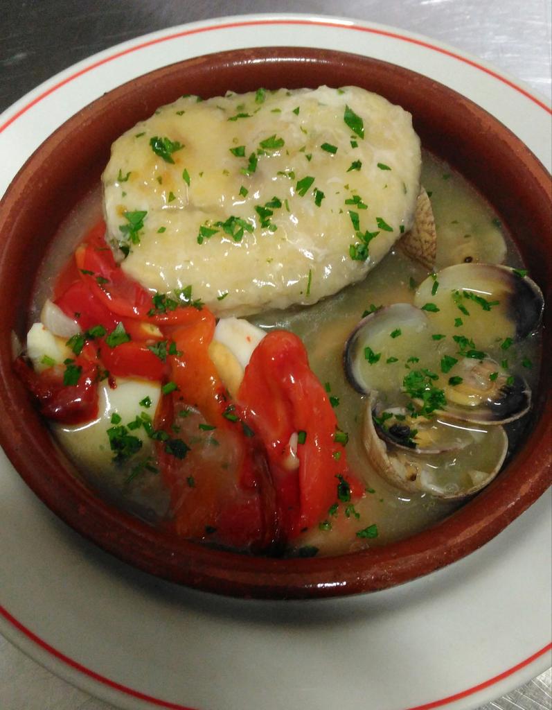 asadordeorgaz's tweet photo. Hora de comer!Merluza a la vasca,¿Te  apetece?Disfruta de la buena comida!! Asador de Orgaz,28043.Reserva:91 7590701 https://t.co/AMu4SqjAHV