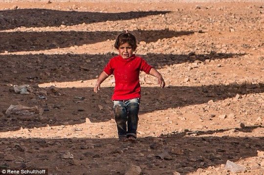 kesitler's tweet photo. mültevi kampında fotoğraf makinasını silah sanan suriyeli küçük kız.. sosyoloji iflas. https://t.co/c7TlYHqpV2