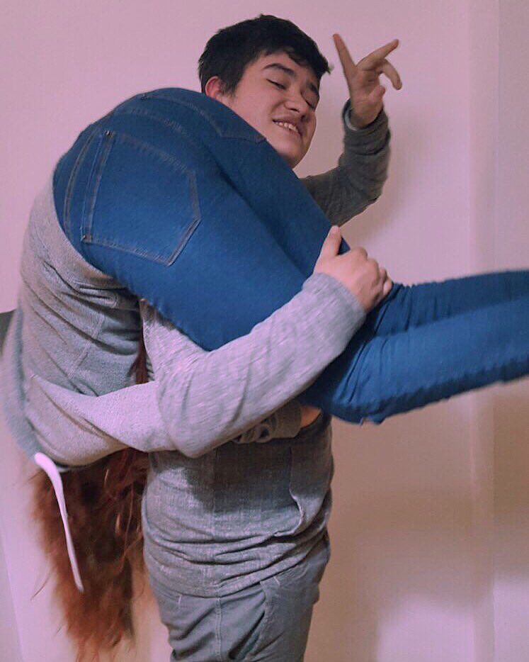 lulu____corazon's tweet photo. un año... me escucha, entiende, hace reír (muchisimo) y le quierooooooo! por más amigos así de divertidos 🎤🍕🎮 https://t.co/pr2gm15uK7