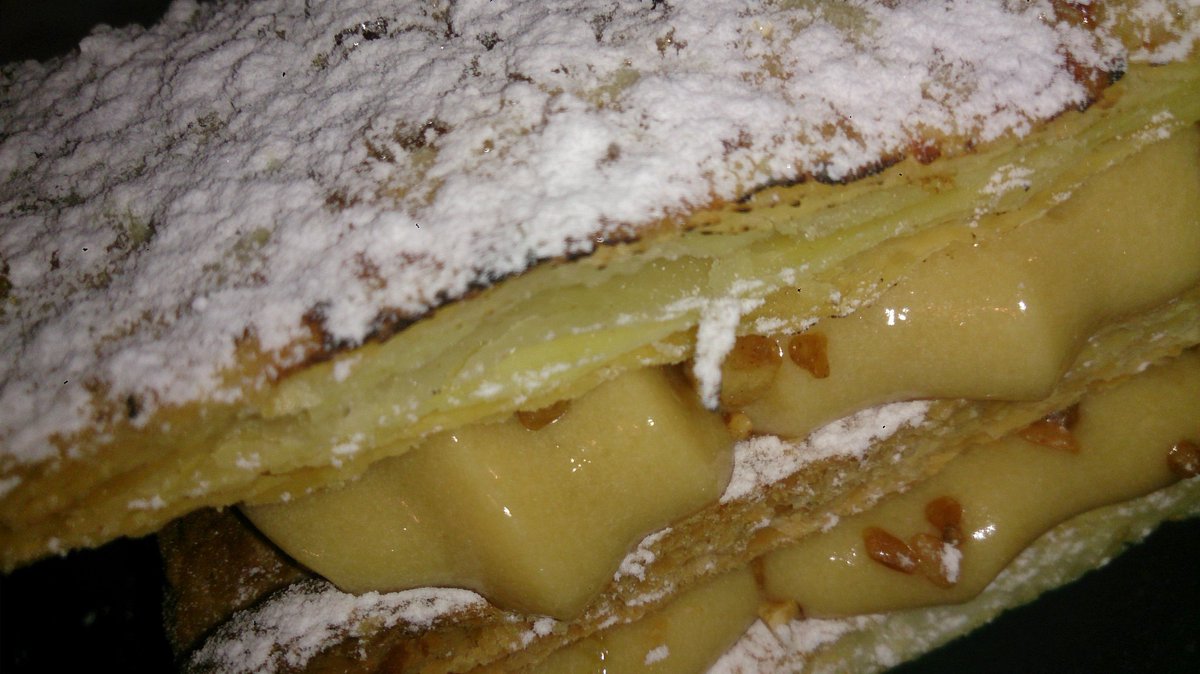 FloGatovore's tweet photo. Millefeuille au caramel...  Coulant 😜 https://t.co/bJbgPrb2Ai