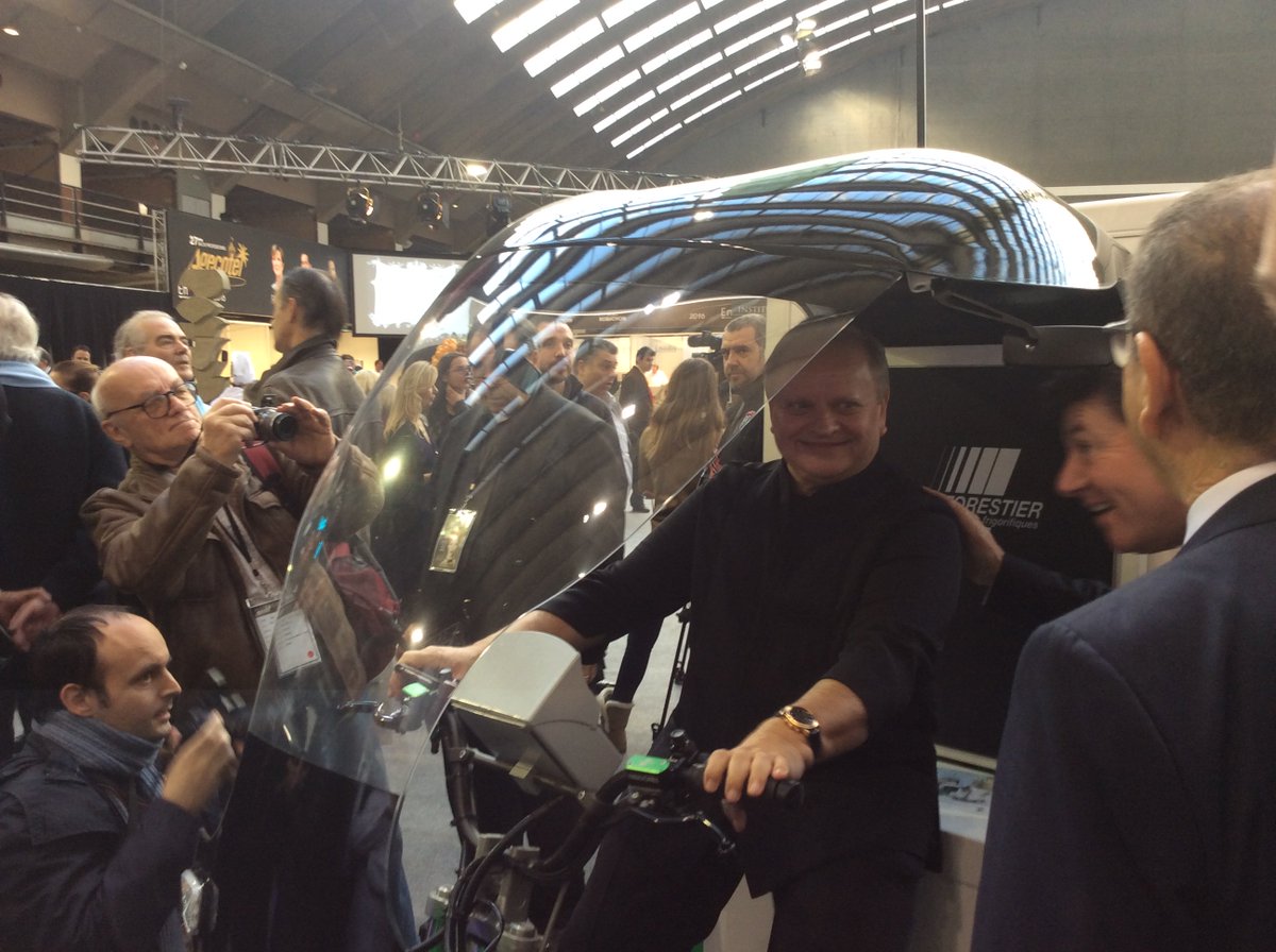 Agecotel's tweet photo. #inauguration salon #Agecotel2016 Mr Estrosi et Joël Robuchon sur le stand #PetitForestier https://t.co/NoMkkPbij8