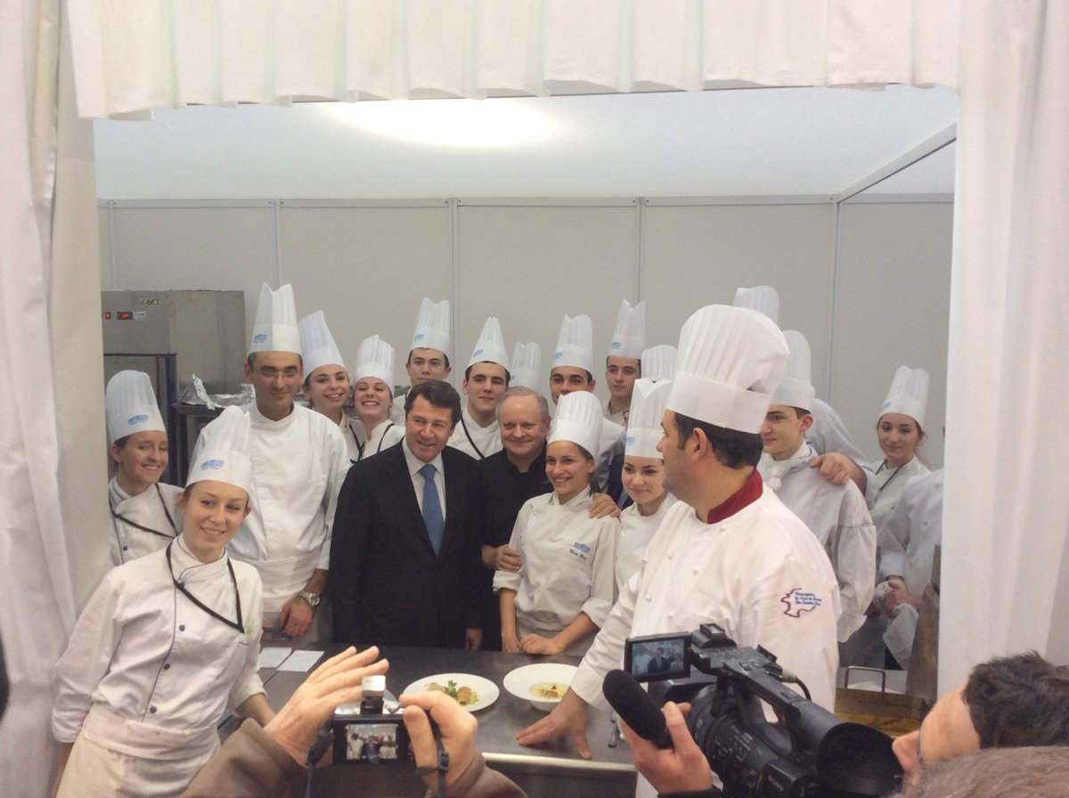 Agecotel's tweet photo. #inauguration #agecotel2016 Joël Robuchon et Mr Estrosi avec le Lycée Hôtelier Paul Augier #restaurant https://t.co/pz6ZzsDzwE