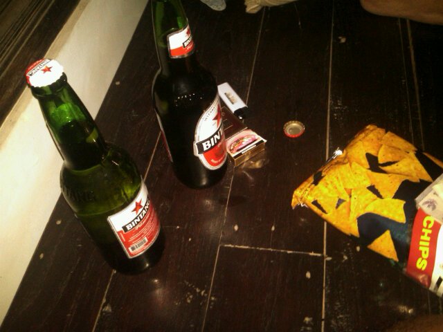 dipa_kusuma's tweet photo. Malam dingin depan rumah.. Ya minum... https://t.co/pd6BbqGtSP