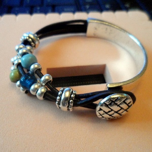 Moda_VALENTINA's tweet image. valentinafashion.es
Zamak y cuero de Ubrique#@Moda_VALENTINA