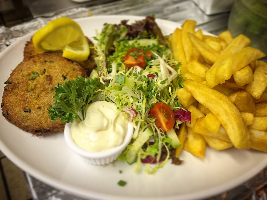 DuttonsCafe's tweet photo. Home Made pure white meat Crab Cakes with Mixed Leaf Salad, Aioli and Chips https://t.co/s96lrp87BI