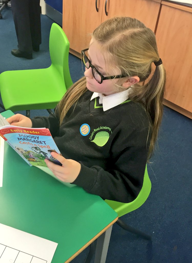 OnoFnlomce_net's tweet photo. #lindenlovesreading #getstuckinabook D. E. A. R. drop everything and read #LRAY1W #LRAY2 https://t.co/GCHZwSlyYj