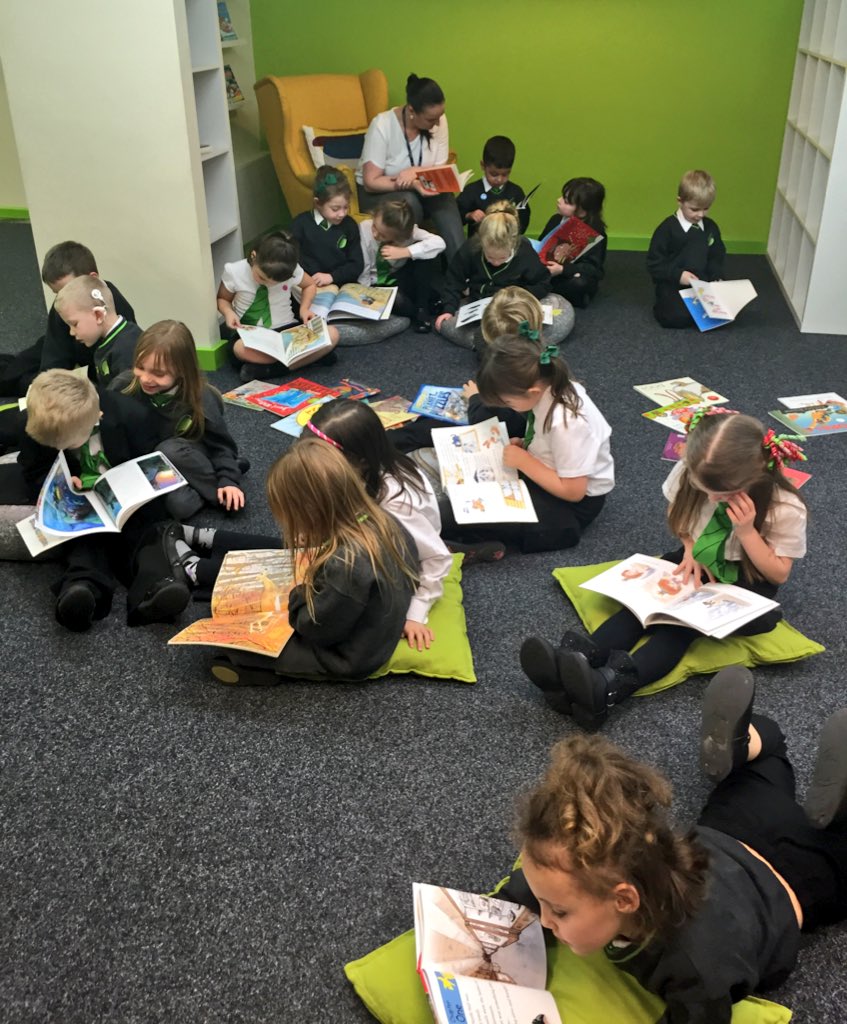 OnoFnlomce_net's tweet photo. #lindenlovesreading #getstuckinabook D. E. A. R. drop everything and read #LRAY1W #LRAY2 https://t.co/GCHZwSlyYj