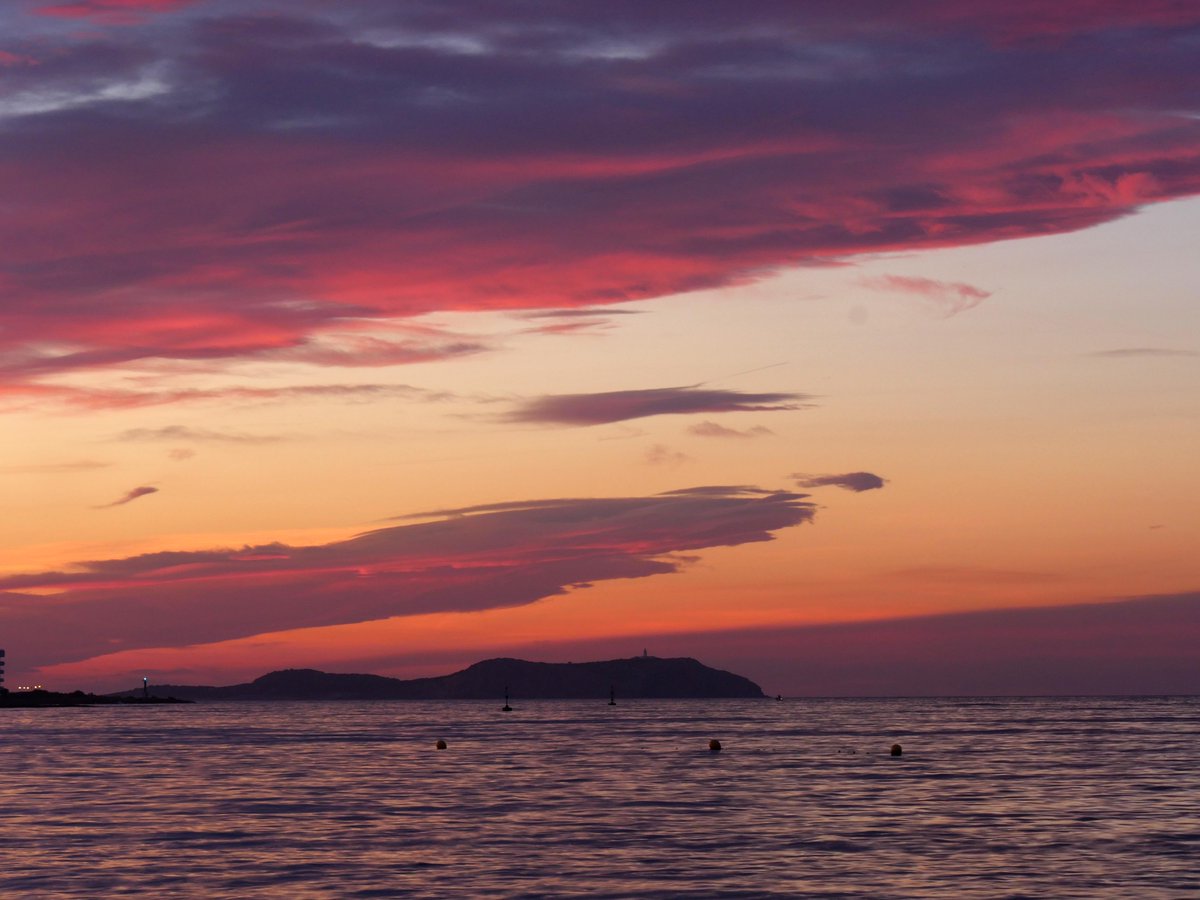 Santjosepibiza's tweet photo. La puesta de sol sobre la isla de #SaConillera en invierno nos deja colores espectaculares #ibiza #santjosep https://t.co/f6EtexcIe9