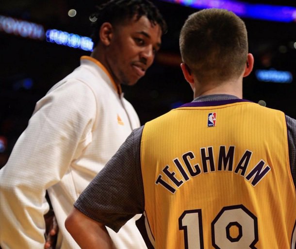 DoctorNBA's tweet photo. Los Lakers firmaron contrato de 1 día con Yitzi Teichman, chico de 18 años con tumor cerebral. Nada más que agregar. https://t.co/uuhckVKO91