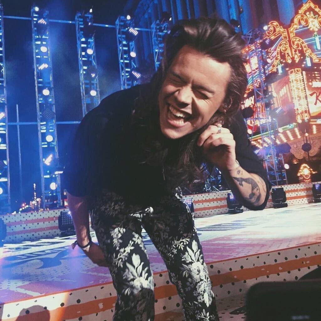 STYLESARCHlVE's tweet photo. he's a little ray of sunshine who deserves all the happiness and love on earth #HappyBirthdayHarryStyles https://t.co/0A4lb4mWSd