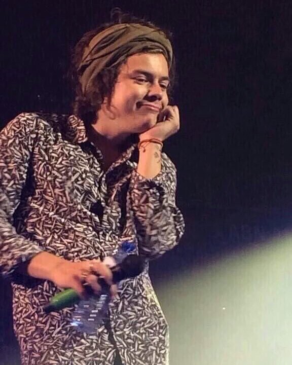 STYLESARCHlVE's tweet photo. he's a little ray of sunshine who deserves all the happiness and love on earth #HappyBirthdayHarryStyles https://t.co/0A4lb4mWSd