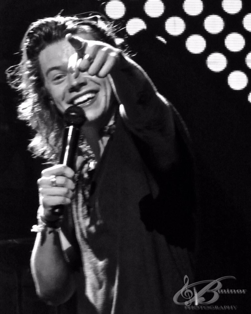 STYLESARCHlVE's tweet photo. he's a little ray of sunshine who deserves all the happiness and love on earth #HappyBirthdayHarryStyles https://t.co/0A4lb4mWSd