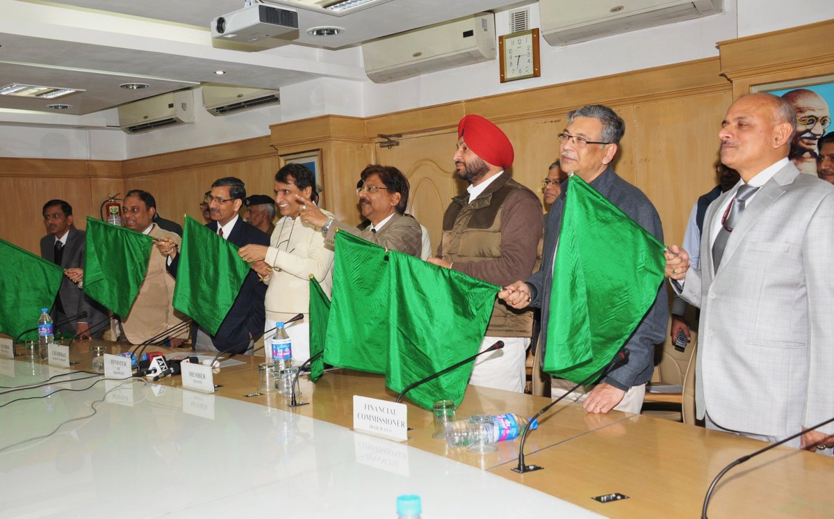 RailMinIndia's tweet photo. MR @sureshpprabhu flagging off Bilaspur-Bikaner Express &amp;DMU services b/w Dalli Rajhara-Gudum newly constructed line https://t.co/ZHjHeeV7XP