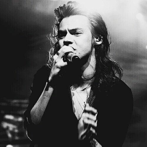 sandratt030399's tweet photo. #HappyBirthdayHarryStyles #22 #HarryIs22 #HarryStyles #harrystylesbithday @Harry_Styles https://t.co/sgglWImccp