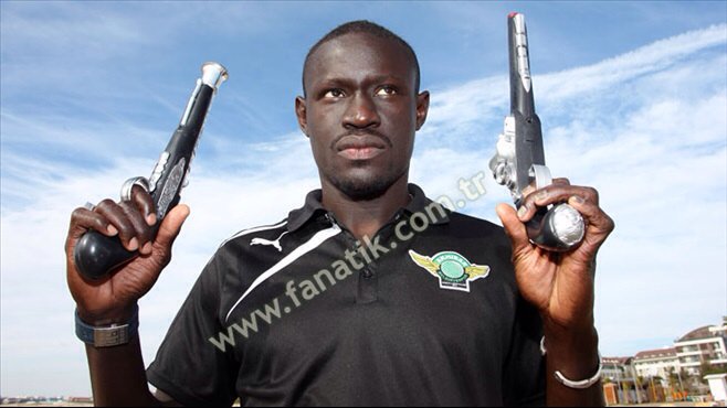 Scott_Venner's tweet photo. Oumar Niasse is ready for Everton https://t.co/D6gZrn13Ql