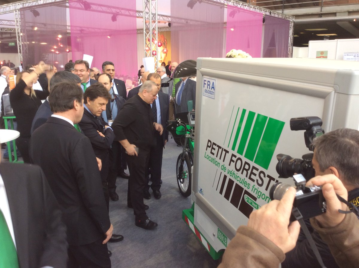 Agecotel's tweet photo. #inauguration salon #Agecotel2016 Mr Estrosi et Joël Robuchon sur le stand @PetitForestier https://t.co/AFVXun0tFK