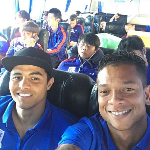 CleatsOff's tweet photo. Fredy Guarín (@fguarin13) junto a su amigo Gio Moreno. La foto de los colombianos del Shanghái Shenhua. #Colombia https://t.co/UHRUSy0RAj