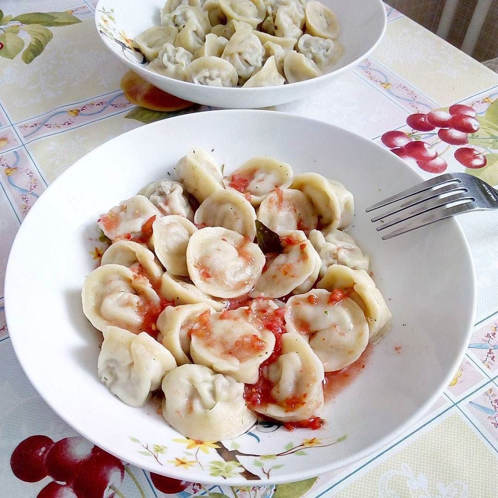 Жареные пельмени в сметанном соусе. Пельменница ручная. Лепка пельменей на пельменнице. Пельмени. Пельмени домашнего приготовления.