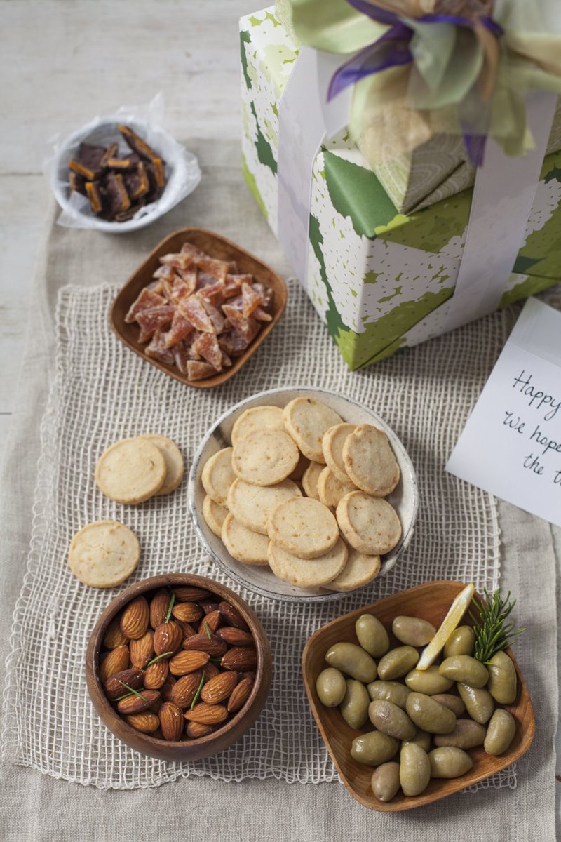 giftafeast's tweet photo. Feast on our #snacks and stay out of the kitchen on #SuperBowl Sunday https://t.co/X4ns7gLsDz https://t.co/lpsdf0ZxQW
