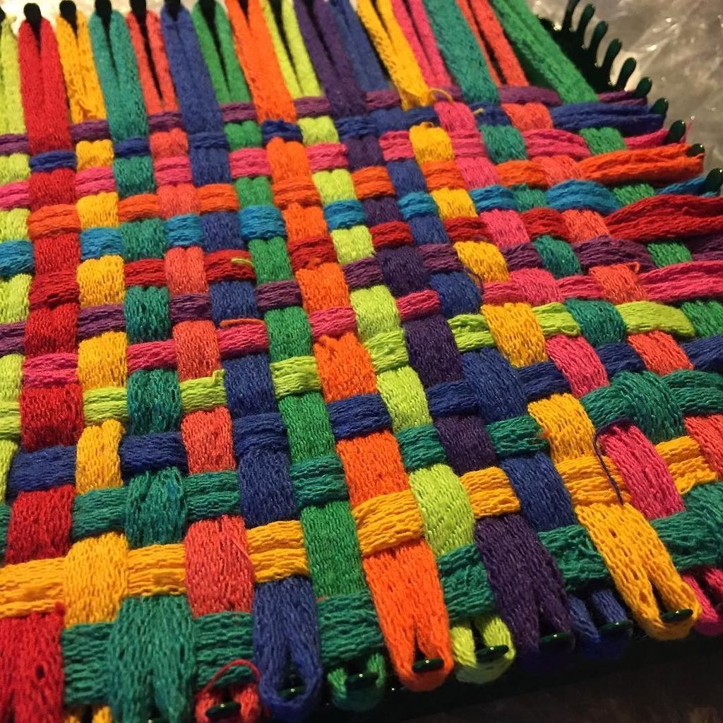 ourdailycraft's tweet image. Craftin&apos; it old school. #potholderloom #weaving #kidscrafts #forgrownupstoo #ourdailycraft ift.tt/1Sy6bqI