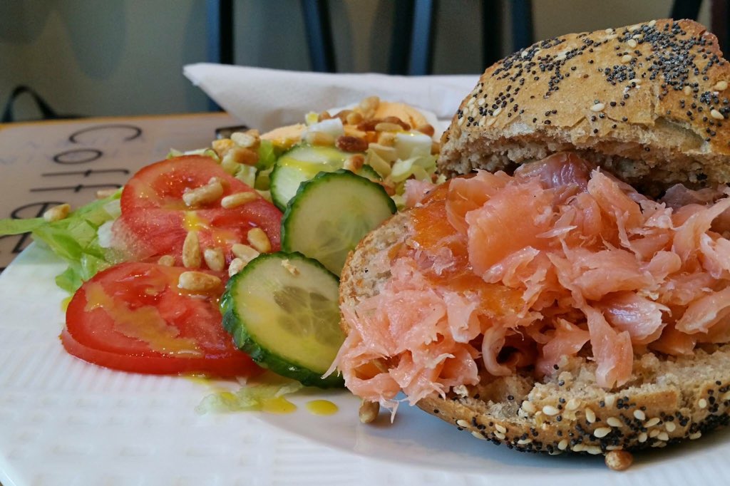 Special vd week. heerlijk broodje warm gerookte zalm €4,50. Ook TO GO