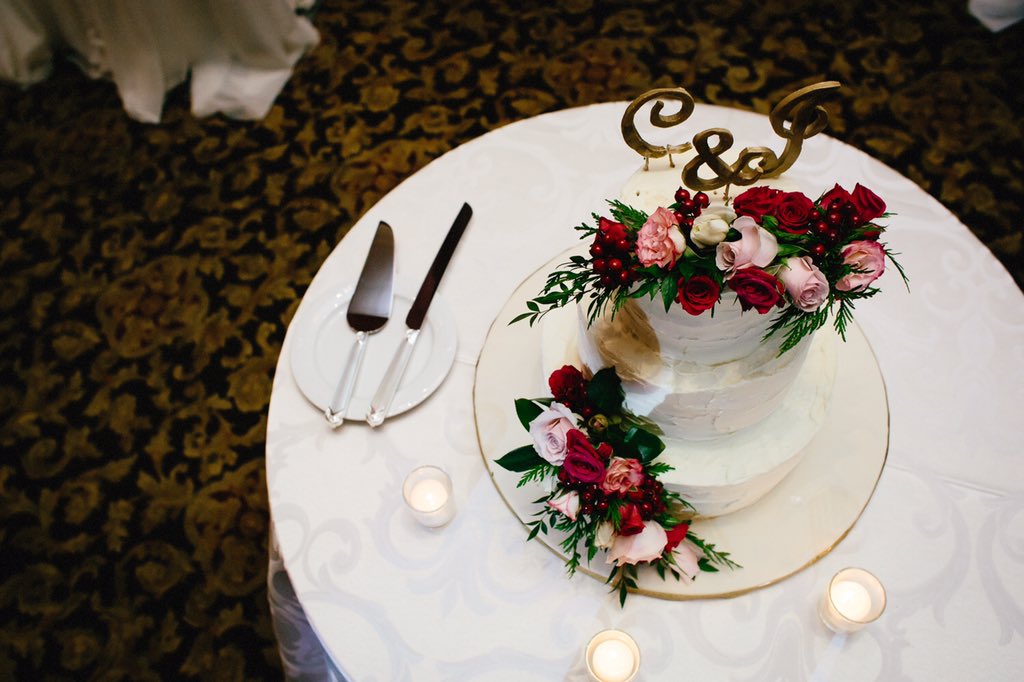 _loveeverafter's tweet photo. Beautiful cake at Carly + Jake's wedding. Cake by Desiree , flowers by Sandra @ Toronto Florist Shop https://t.co/9T5xkHlo6z
