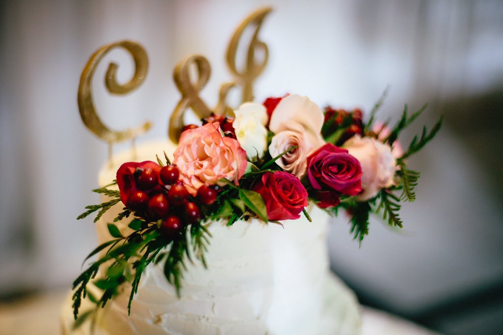 _loveeverafter's tweet photo. Beautiful cake at Carly + Jake's wedding. Cake by Desiree , flowers by Sandra @ Toronto Florist Shop https://t.co/9T5xkHlo6z