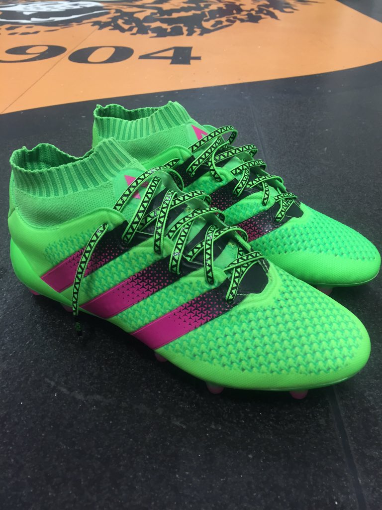 luergreg's tweet photo. Thanks to @Amo_Customs for my grip laces!! https://t.co/KHCKqzwE6j