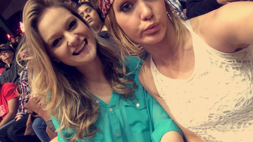 SaltLick_Life's tweet photo. 18 Birthday was good #FWSSR #lambshow #billybobs #neon https://t.co/FglTgSLMNu