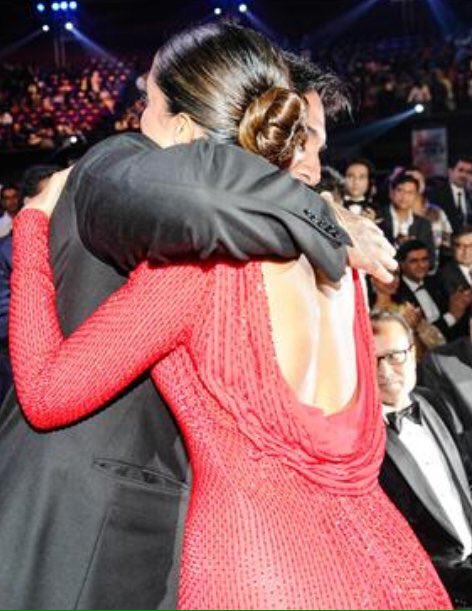 DeepikaPFC's tweet photo. [PICS] Deepika Padukone with Mr Jagjit Singh Bhavnani (Ranveer's dad) at #BritanniaFilmfareAwards https://t.co/stKKalEwI2