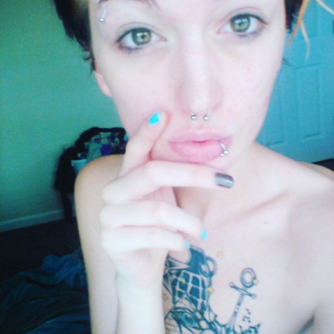 #NoMakeUp #PornstarsWithoutMakeup #GreenEyes #AlanaRains #GirlsWithTattoos #Pircings #Nails #Naked #Eyes