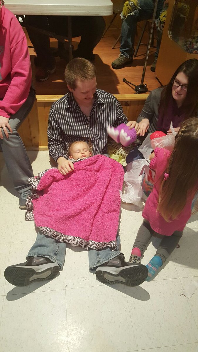 jetsfan88's tweet photo. @nescaughtfire33 she fell asleep while opening presents https://t.co/V2dNy3YqRz
